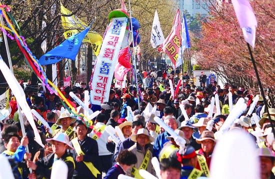 “농민 죽음 내모는 정부 더 두고 못봐”